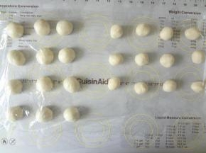 将水油皮和油酥分别分成12等分