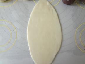 擀成牛舌状自上而下的卷起来