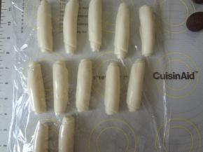 全部卷好后盖上保鲜膜松弛10分钟