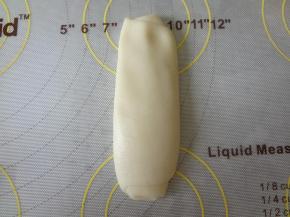 松弛好的酥皮轻轻压扁