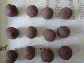 红豆馅分成20克12个搓圆备用