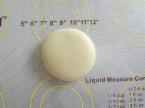 用手轻轻的压扁