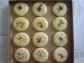 表面用刀割出几个口子表面刷上蛋黄液，撒上黑芝麻