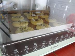 送进预热好的东菱DL-K30A烤箱中上火185下火170烘烤28分钟就可以啦！