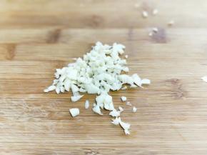 蒜姜去皮切碎。