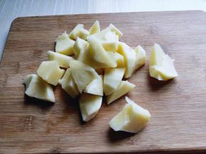 土豆去皮滚刀切。
