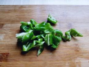 青椒去根去籽，切小块。