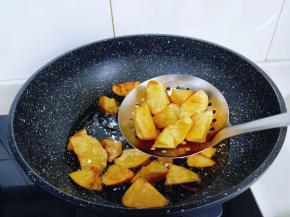 炸至金黄捞出淋油备用。