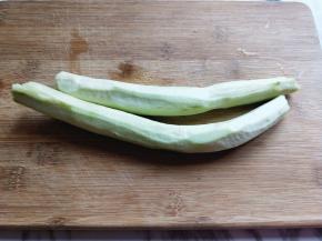 茄子去皮，(可以根据个人喜欢，不去皮也可以)