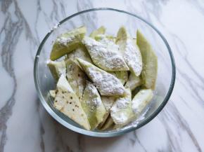 滚刀切，放入器具中，加入淀粉，拌均匀，放入油锅中大火炸至2分钟，捞出。