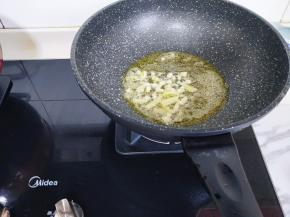 炒锅中留少许食用油，加入姜蒜炒香。