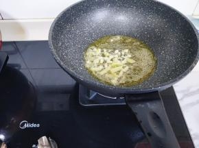 炒锅中留少许食用油，加入姜蒜炒香。