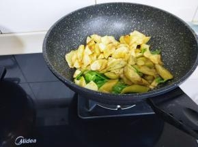 倒入茄子，土豆，青椒翻炒。