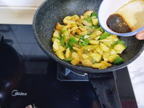 加入调味汁翻炒均匀即可出锅！(生抽，十三香，盐)