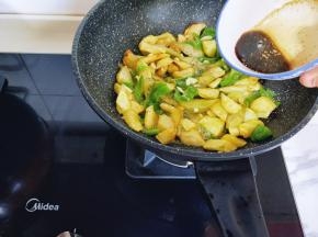 加入调味汁翻炒均匀即可出锅！(生抽，十三香，盐)
