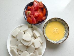 西红柿切小块，鸡蛋打散