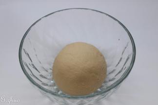 把合好的面团放入容器中，盖上保鲜膜，放入冰箱冷藏一晚，第二天待用。