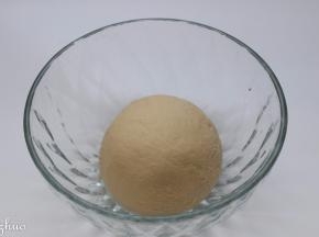 把合好的面团放入容器中，盖上保鲜膜，放入冰箱冷藏一晚，第二天待用。