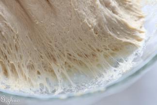 第二天取出发酵好的面团，并撕成小块状。