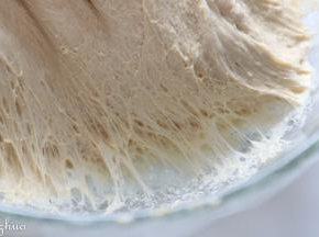 第二天取出发酵好的面团，并撕成小块状。