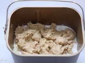 把主面团食材，除黄油外，与中种面团一同放入面包桶内。