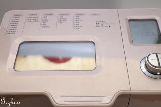 启动面包机和面程序10分钟后，再加入黄油，再次启动10分钟和在程序。