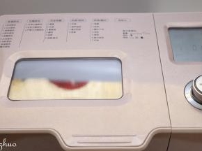 启动面包机和面程序10分钟后，再加入黄油，再次启动10分钟和在程序。