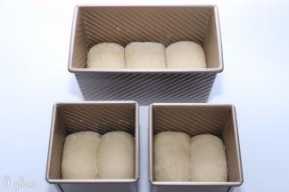 取出整形，称重并均匀分割好重量，把面团向中心点推入整形即可，放至学厨波纹吐司模具中，常温发酵35分钟。