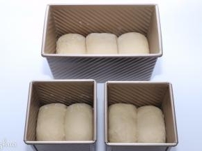 取出整形，称重并均匀分割好重量，把面团向中心点推入整形即可，放至学厨波纹吐司模具中，常温发酵35分钟。