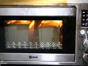 烤箱用网架放底层，150度，50分钟。即上色满意后，覆盖锡纸。