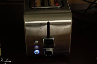 用切片器切好后，放入多士炉，3档烘烤即可（依个人喜欢，烤过的吐司片好吃的不要不要的。）