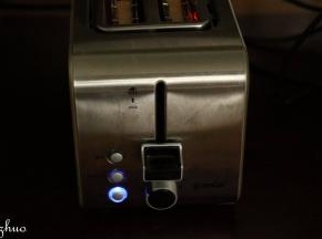 用切片器切好后，放入多士炉，3档烘烤即可（依个人喜欢，烤过的吐司片好吃的不要不要的。）