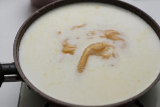 以上适材适用于学厨布丁模具用量，大小自行搭配使用。芒果泥加牛奶，小火搅拌加热至沸腾，关火。