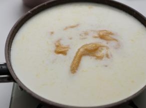 以上适材适用于学厨布丁模具用量，大小自行搭配使用。芒果泥加牛奶，小火搅拌加热至沸腾，关火。