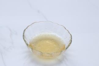 吉利丁片冷水泡软后隔热水加热至融化至液态，加入步骤1中，拌匀。