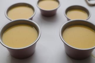 把拌匀的牛奶芒果倒入学厨布丁模具中，大大小小用了5个模具，如图。放入冰箱冷 藏一晚即可。如果不想再做牛奶布丁层的话，这样就可以了