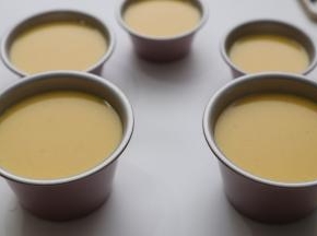 把拌匀的牛奶芒果倒入学厨布丁模具中，大大小小用了5个模具，如图。放入冰箱冷 藏一晚即可。如果不想再做牛奶布丁层的话，这样就可以了