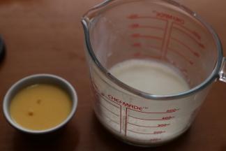 需要再做牛奶布丁层只要冷藏4小时左右，再取出倒入牛奶布丁液（200克的牛奶加热，再放入5克的吉利丁片拌匀至融合就可以了）