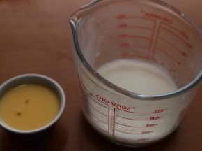 需要再做牛奶布丁层只要冷藏4小时左右，再取出倒入牛奶布丁液（200克的牛奶加热，再放入5克的吉利丁片拌匀至融合就可以了）