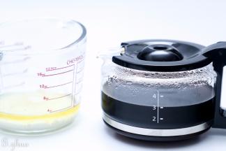 牛奶加玉米油混合拌匀，待咖啡温热加入。