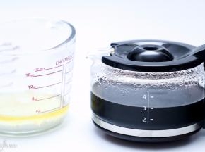 牛奶加玉米油混合拌匀，待咖啡温热加入。