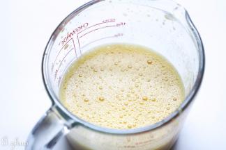 加入蛋黄，再次打至粗泡状态。