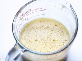 加入蛋黄，再次打至粗泡状态。