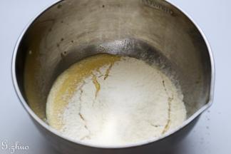 过筛入小米蛋糕粉，拌匀。