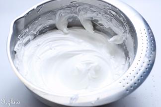 蛋清一次加入所有白砂糖，打至硬性状态。（如图）