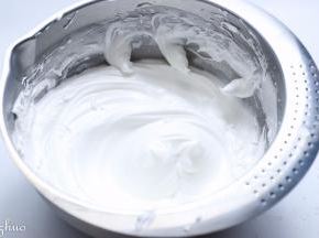 蛋清一次加入所有白砂糖，打至硬性状态。（如图）