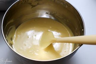 取三分之一拌入蛋黄糊中拌匀。