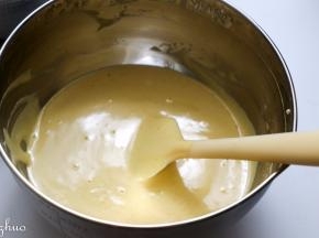 取三分之一拌入蛋黄糊中拌匀。