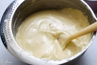 拌匀的蛋黄糊再次倒剩下的三分之二蛋清中，用切拌手法拌匀。