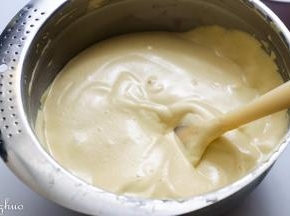 拌匀的蛋黄糊再次倒剩下的三分之二蛋清中，用切拌手法拌匀。